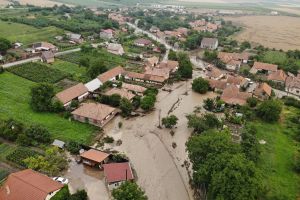 Inundaţiile devastatoare din comuna Cricău: Asemenea debit pe pârâul din localitate se atinge o dată la 150 de ani