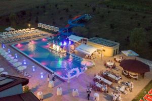 FOTO, VIDEO. Astoria Pool Park, cel mai nou complex de agrement din Alba, inaugurat: Piscină cu apă încălzită, water bar, jacuzzi exterior, paturi de hidromasaj şi sport în aer liber