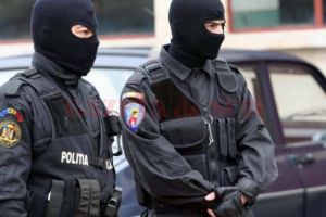 Percheziţii la persoane bănuite de furt
