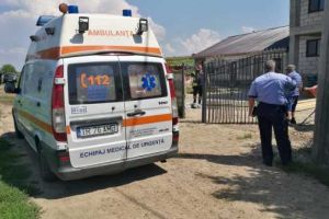 Un barbat din Plosca a ajuns la spital dupa ce a cazut in groapa pe care o sapa in curte
