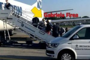 Situaţie revoltătoare pe AEROPORT! Gabriela Firea împreună cu soţul şi prietenii au fost BĂGAŢI în faţă la îmbarcare. FOTO
