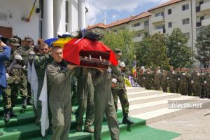 Pilotul Florin Rotaru, condus pe ultimul drum de sute de oameni