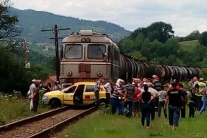 Moineşti: Taxi lovit de un tren care transporta petrol