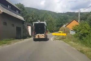VIDEO/ ȘTIREA TA: În Apuseni, scândurile sunt ”livrate” prin curier