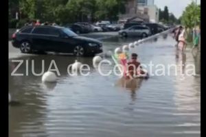 Noul sport nautic pe litoral. Cu sezlongul plutitor la plimbare prin Mamaia. Dupa ploaie  