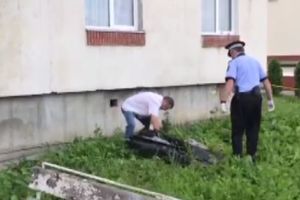 Mort, după ce a căzut de la etaj