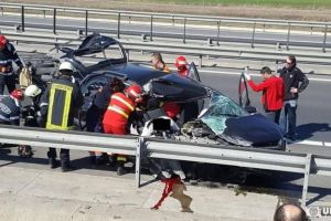 ACCIDENT rutier pe autostrada A1 Sibiu – Deva, în zona Orăştie – Coliziune între un autocamion, un autovehicul cu platformă şi două autoturisme. Traficul este oprit