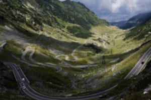 Record de viteză pe Transfăgărăşan. Pilotul britanic Mark Higgins încântat de frumuseţea Carpaţilor şi ospitalitatea localnicilor