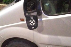 Autoturisme şi coşuri de gunoi distruse de patru indivizi certaţi cu legea şi bunul-simţ