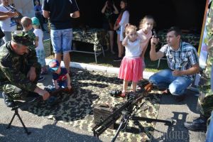 În vizită la transmisioniştii militari: Bihorenii au putut vedea dotările Centrului 54 Comunicaţii Oradea (FOTO)