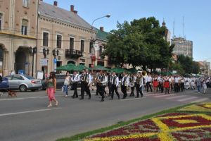 FOTO/VIDEO. Fanfarele au făcut spectacol la Satu Mare. Sute de instrumentişti în centrul municipiului