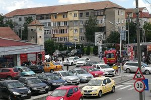O maşină a luat foc în parcare la Lidl din Terezian