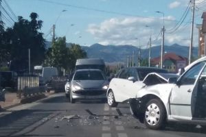 Accident rutier în Alba Iulia: O persoană rănită după o coliziune între două autoturisme, în giratoriul de pe Calea Moţilor