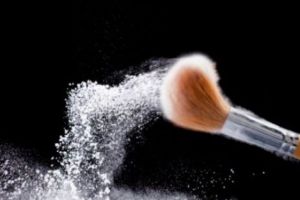 ATENȚIE MAXIMĂ! Produs cosmetic folosit de mii de femei din România este cauza cancerului ovarian. Amendă de miliarde de dolari pentru firma producătoare