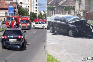 FOTO: Accident rutier în Alba Iulia: O persoană rănită după o coliziune între două autoturisme, în giratoriul de pe Calea Moţilor