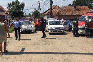 Scăpat de mascaţi: Un adolescent care a lovit mortal un copil de 3 ani era să fie linşat de zeci de romi