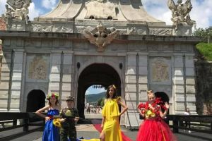 Ședinţă FOTO la Poarta a III-a a Cetăţii Alba Carolina: A fost lansată ”Rochia Centenarului” creată de designerul Ioana Șuteu