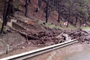 Drumuri naţionale BLOCATE de ALUVIUNILE aduse de VIITURI