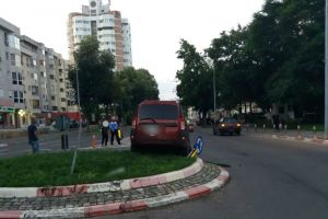 Constanta. Masina Dacia Logan, suspendata pe sensul giratoriu din zona Spitalului Judetean. Ce spun politistii