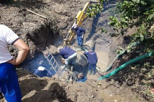 A început reparaţia conductei de apa de la Darmăneşti