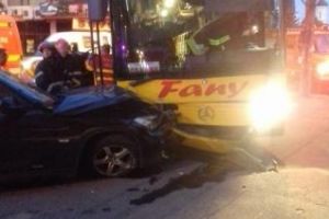 Accident pe strada Bucureşti! Trei autoturisme şi un autocar s-au tamponat la 5 dimineaţa - FOTO