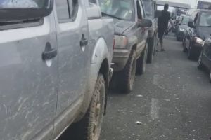 FOTO. Nervi şi claxoane în Petea. Oamenii reclamă, Poliţia de Frontieră spune că se stă doar 40 de minute