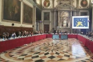 Cum se vede din SUA raportul Comisiei de la Veneţia: Cei condamnaţi DEFINITIV pot cere REVIZUIRI pe LIPSA de INDEPENDENŢĂ a PROCURORILOR