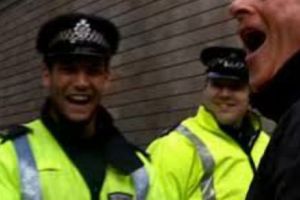 UMILIT DE POLIȚIE în propria sa ţară. Un român AMENINȚAT CU MOARTEA a apelat la autorităţi, dar RĂSPUNSUL lor l-a lăsat MASCĂ