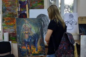 Gala diplomelor: Absolvenţii Facultăţii de Arte îşi prezintă creaţiile