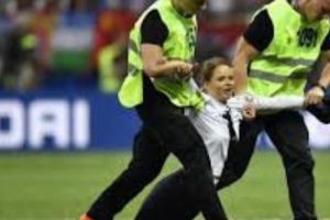 Cine sunt FEMEILE care au intrat pe gazon în timpul finalei, păcălind securitatea lui Putin