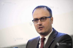 Sondaj CNMR: Peste 87 % dintre români se consideră patrioţi, iar 88 % cred că România nu face suficient pentru a-şi apăra valorile