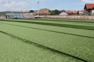 Terenul sintetic se apropie de finalizare