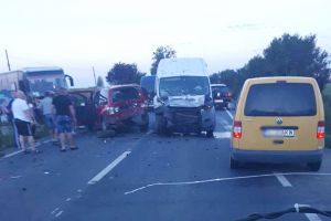 Accident pe DN 79, între Nojorid şi Leş: 11 persoane au ajuns la spital