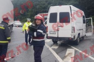 ACCIDENT GRAV în BIHOR. Trei autovehicule au fost implicate într-o COLIZIUNE