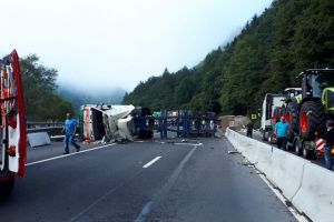 FOTO. Trafic rutier blocat pe Valea Oltului după ce un TIR s-a răsturnat