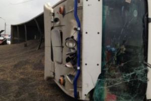 Autorităţile sunt în alertă! Un tir s-a răsturnat pe DN 7 şi a blocat Valea Oltului