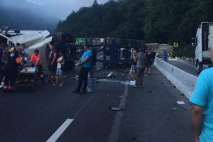 FOTO – Tir răsturnat pe Valea Oltului – Trafic blocat la Lazaret