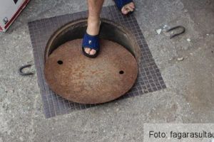 Făgăraş. O femeie, cu bebeluşul de patru luni în braţe, a căzut într-o gură de canalizare