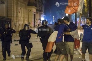 Două zile de INFERN pe străzile Parisului. Violenţe extreme de Ziua Naţională a Franţei!