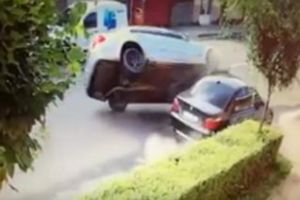 Accident spectaculos în jud. Cluj! Mercedes răsturnat după ce a lovit o maşina parcată