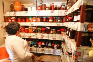 Bătrânel de 83 de ani prădat de un hoţ. Incredibil ce a furat hoţul