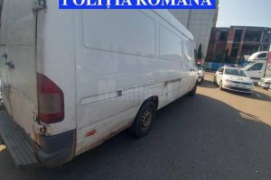 Poliţiştii au confiscat produse alimentare transportate în autoutilitare insalubre