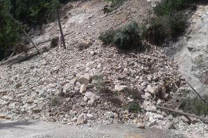 Drumul judeţean dintre Frasin şi Broşteni, prin Holda, a fost blocat de o alunecare de teren