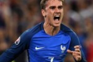 Sarbatoare in piata Champ de Mars din Paris