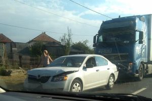 Încă un accident pe DN 79! O tânără de 32 de ani a ajuns la spital, după ce două TIR-uri şi o maşină s-au lovit, în Nojorid