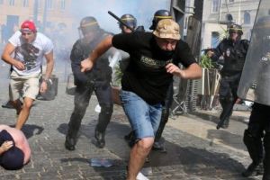 Francezii au sărbătorit titlul mondial la fotbal în stil african: doi morţi, zeci de maşini incendiate, magazine jefuite, bătăi cu Poliţia