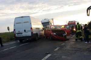 Poliţia Bihor: accidentul cu 11 victime de pe DN 79, provocat de şoferul autoutilitarei
