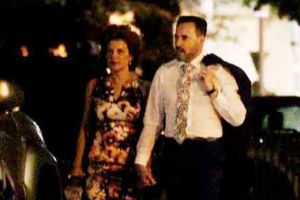 Ela a reacţionat la fotografia din Cancan: „Nu e cu amanta. Sunt eu, travestită, să nu mă recunoască paparazzi”