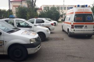 Poliţist lovit cu piatra în cap