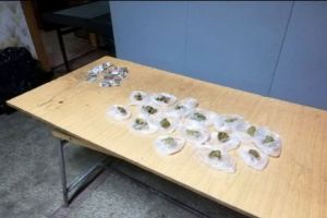 Dealer de droguri prins de jandarmi chiar înainte să îşi plaseze marfa